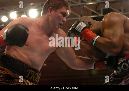 Dic 09, 2004; Temecula, CA, Stati Uniti d'America; Boxer MICHAEL MOORER (R) sconfitte VASSILIY JIROV in un nono round TKO per vincere la WBA America del Nord e la WBC Continental Americas Heavyweight Championship cinghia. Lo scontro è stato tenuto al Pechanga Resort and Casino e trasmessa dal vivo su "Il Best Damn Sports Show periodo". Foto Stock