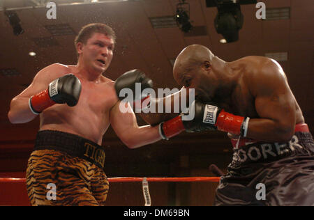 Dic 09, 2004; Temecula, CA, Stati Uniti d'America; Boxer MICHAEL MOORER (R) sconfitte VASSILIY JIROV in un nono round TKO per vincere la WBA America del Nord e la WBC Continental Americas Heavyweight Championship cinghia. Lo scontro è stato tenuto al Pechanga Resort and Casino e trasmessa dal vivo su "Il Best Damn Sports Show periodo". Foto Stock