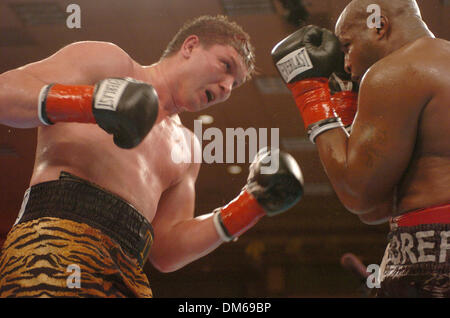 Dic 09, 2004; Temecula, CA, Stati Uniti d'America; Boxer MICHAEL MOORER (R) sconfitte VASSILIY JIROV in un nono round TKO per vincere la WBA America del Nord e la WBC Continental Americas Heavyweight Championship cinghia. Lo scontro è stato tenuto al Pechanga Resort and Casino e trasmessa dal vivo su "Il Best Damn Sports Show periodo". Foto Stock