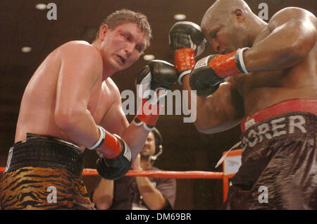 Dic 09, 2004; Temecula, CA, Stati Uniti d'America; Boxer MICHAEL MOORER (R) sconfitte VASSILIY JIROV in un nono round TKO per vincere la WBA America del Nord e la WBC Continental Americas Heavyweight Championship cinghia. Lo scontro è stato tenuto al Pechanga Resort and Casino e trasmessa dal vivo su "Il Best Damn Sports Show periodo". Foto Stock