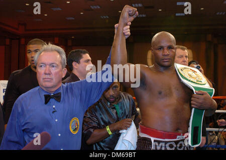 Dic 09, 2004; Temecula, CA, Stati Uniti d'America; Boxer MICHAEL MOORER sconfigge Vassiliy Jirov in un nono round TKO per vincere la WBA America del Nord e la WBC Continental Americas Heavyweight Championship cinghia. Lo scontro è stato tenuto al Pechanga Resort and Casino e trasmessa dal vivo su "Il Best Damn Sports Show periodo". Foto Stock