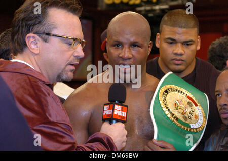 Dic 09, 2004; Temecula, CA, Stati Uniti d'America; Boxer MICHAEL MOORER dopo aver sconfitto Vassiliy Jirov in un nono round TKO per vincere la WBA America del Nord e la WBC Continental Americas Heavyweight Championship cinghia. Lo scontro è stato tenuto al Pechanga Resort and Casino e trasmessa dal vivo su "Il Best Damn Sports Show periodo". Foto Stock