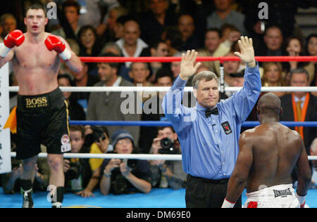 Dic 11, 2004; Las Vegas, NV, STATI UNITI D'AMERICA; arbitro JAY NADAY interrompe l'azione nell'ottavo round mentre Vitali Klitschko (L) inizia a celebrare il suo ritegno WBC Heavyweight Title da TKO oltre in Gran Bretagna da DANNY WILLIAMS durante la loro bout al Mandalay Bay. Klitschko ha difeso con successo il suo titolo con un ottavo round TKO su Williams. Foto Stock