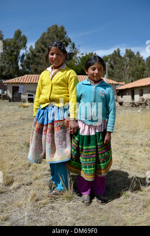 Due alunni della scuola primaria, nei tradizionali abiti colorati del quechua, Unione Potrero, Quispillacta, Ayacucho, Perù Foto Stock