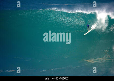 Dic 16, 2004; Waimea Bay, HI, USA; grande onda la Pioneer e la vita locale guardia TONY RAY scende in enormi su un piede al Quiksilver Eddie Aikau Big Wave Invitational contest. Foto Stock