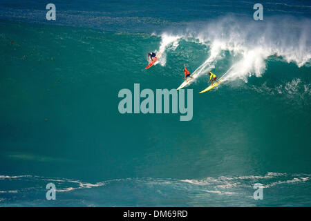 Dic 16, 2004; Waimea Bay, HI, USA; (LtoR) Ross Williams, Kelly Slater e vincitore di evento BRUCE caduta di ferri da stiro in enormi affiancate alla Quiksilver Eddie Aikau Big Wave Invitational contest. Foto Stock