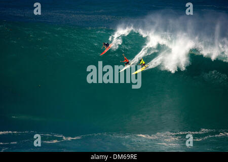 Dic 16, 2004; Waimea Bay, HI, USA; (LtoR) Ross Williams, Kelly Slater e vincitore di evento BRUCE caduta di ferri da stiro in enormi affiancate alla Quiksilver Eddie Aikau Big Wave Invitational contest. Foto Stock