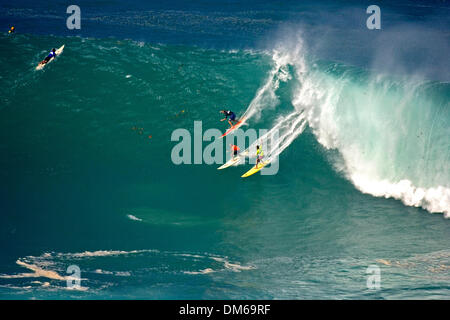 Dic 16, 2004; Waimea Bay, HI, USA; (LtoR) Ross Williams, Kelly Slater e vincitore di evento BRUCE caduta di ferri da stiro in enormi affiancate alla Quiksilver Eddie Aikau Big Wave Invitational contest. Foto Stock