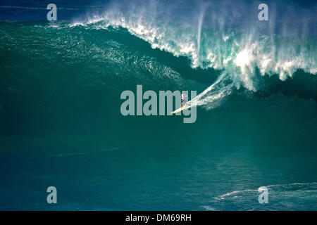 Dic 16, 2004; Waimea Bay, HI, USA; giovani pistola mark healy scende in enormi al Quiksilver Eddie Aikau Big Wave Invitational contest. Foto Stock