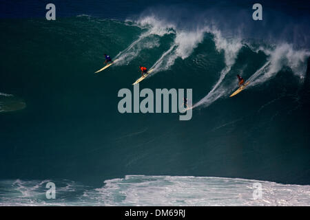 Dic 16, 2004; Waimea Bay, HI, USA; TONY RAY, Kelly Slater, Ross Williams e DARYL 'FLEA' VITROSKO drop in enormi al Quiksilver Eddie Aikau Big Wave Invitational contest. Foto Stock