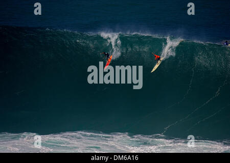 Dic 16, 2004; Waimea Bay, HI, USA; ROSS WILLAIMS e Kelly Slater drop in enormi al Quiksilver Eddie Aikau Big Wave Invitational contest. Foto Stock