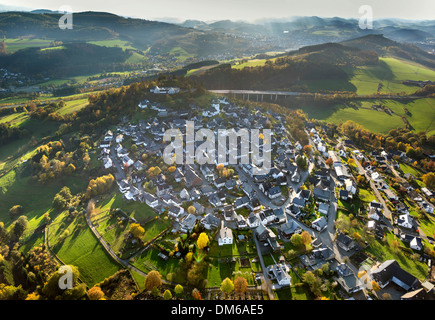 Vista aerea, Eversberg, villaggio con molte vecchie tipiche case a graticcio, area di Sauerland, Nord Reno-Westfalia, Germania Foto Stock