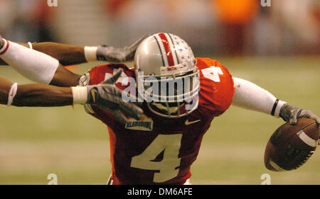 Dic 29, 2004; San Antonio, TX, Stati Uniti d'America; NCAA Football - Ohio State ricevitore Santonio Holmes corre per yardage dopo una ricezione durante la MasterCard Alamo Bowl nell'Alamo Dome di San Antonio. Foto Stock