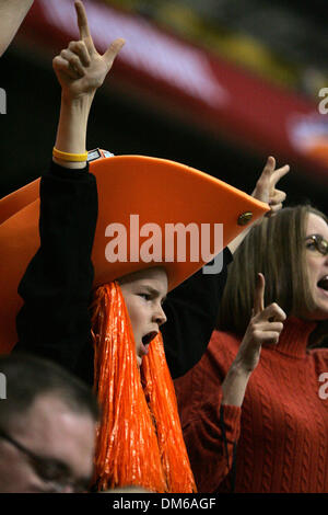 Dic 29, 2004; San Antonio, TX, Stati Uniti d'America; NCAA Football - Oklahoma State ventola Pepe Taylor indossa un sovradimensionamento cowbot hat strillando durante il 2004 MasterCard Alamo ciotola all'Alamo Dome di San Antonio. Foto Stock