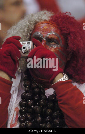 Dic 29, 2004; San Antonio, TX, Stati Uniti d'America; NCAA Football - Ohio State fan Larry Lokai scattare una foto indossando la sua scuola di colori durante il 2004 MasterCard Alamo Bowl nell'Alamo Dome di San Antonio. Foto Stock