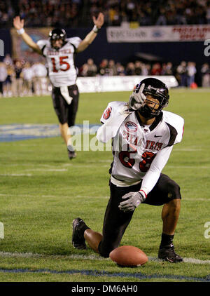 Dic 30, 2004; San Diego, CA, Stati Uniti d'America; NCAA College Football (Texas Tech 45, California 31) Texas Tech JARRETT HICKS segnali giovedì notte Dec 30, 2004 in San Diego durante le vacanze di ciotola dopo la cattura di un touchdown da quarterback Sonnie Cumbie. Foto Stock