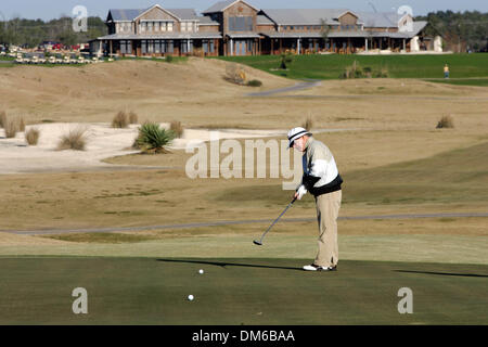 Jan 25, 2005; San Antonio , TX, Stati Uniti d'America; Bill Brennan putts in corrispondenza del primo foro presso il Golf Club di Texas Martedì, 25 gennaio, 2005. Sviluppo Hollyhills ha recentemente acquistato il club e subiranno modifiche. Foto Stock