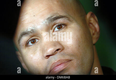 Jan 25, 2005; San Antonio , TX, Stati Uniti d'America; San Antonio boxer Jesse James LEIJA medita la sua prossima lotta contro Arturo Gatti durante una conferenza stampa presso l'aeroporto Martedì, 25 gennaio, 2005. Foto Stock