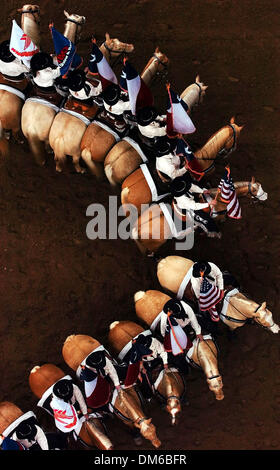 Feb 05, 2005; San Antonio, TX, Stati Uniti d'America; la contea di Bexar Palamino Patrol Drill Team line up nella formazione durante la grande processione di ingresso prima di matinée le prestazioni della San Antonio Rodeo Sabato, 5 febbraio 2005 presso il centro di SBC. Foto Stock