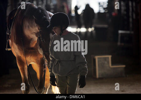 Feb 27, 2005; San Antonio , TX, Stati Uniti d'America; Morgan Mitchell, 12, con Max in tra concorrenza nel corso del San Antonio primavera carità Horse Show a San Antonio il Rose Palace il Domenica, 27 febbraio 2005. Lei era in attesa di competere nel salto di categoria. Foto Stock