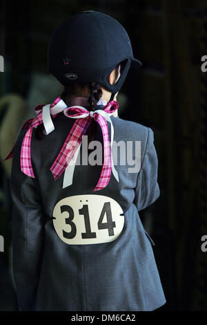 Feb 27, 2005; San Antonio , TX, Stati Uniti d'America; Megan Bifano,, 11, dopo la concorrenza nei bambini il cacciatore Pony concorrenza a San Antonio la molla della carità Horse Show a San Antonio il Rose Palace il Domenica, 27 febbraio 2005. Bifano è da Austin. Foto Stock