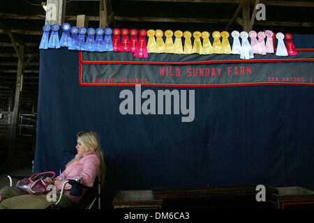 Feb 27, 2005; San Antonio , TX, Stati Uniti d'America; sotto forma di stringa di nastri, Morgan Lucas, 17, di San Antonio, si prende una pausa dal competiting in San Antonio primavera carità Horse Show a San Antonio il Rose Palace il Domenica, 27 febbraio 2005. Foto Stock