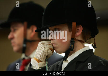 Feb 27, 2005; San Antonio , TX, Stati Uniti d'America; concessione Seger, 13, e il suo papà, Bernard Seger, guardare la concorrenza nella divisione del ponticello del San Antonio primavera carità Horse Show a San Antonio il Rose Palace il Domenica, 27 febbraio 2005. Essi sono da Corpus Christi. Foto Stock