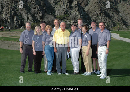 Mar 01, 2005; La Quinta, CA, Stati Uniti d'America; Pensionati pro golfista Arnold Palmer (C), nella foto con il personale del resort, aperto Palm Springs nuovissimo club in La Quinta ieri. Palmer, la cui azienda ha progettato il campo da golf, ha vissuto in La Quinta per la maggior parte della sua vita. Dopo l'apertura, Arnie ha tenuto una golf clinic e poi ha giocato le prime nove buche. Foto Stock