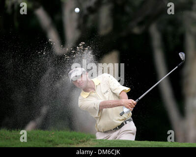 Mar 04, 2005; Miami, FL, Stati Uniti d'America; BILLY ANDRADE hits al di fuori di un rtrap sabbia sul par 3, tredicesimo foro. Andrade uno imposto per salvare il par. Andrade ha terminato a 11 sotto il par. Foto Stock