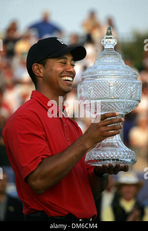 Mar 06, 2005; Miami, FL, Stati Uniti d'America; tiger woods detiene il trofeo dopo la sua corsa di una vittoria su Phil Mickelson. Foto Stock