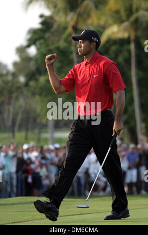 Mar 06, 2005; Miami, FL, Stati Uniti d'America; tiger woods reagisce al naufragio di un birdie putt al diciassettesimo foro per prendere un colpo di vantaggio su Phil Mickelson. Foto Stock