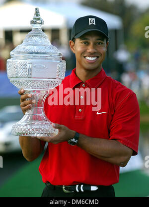 Mar 06, 2005; Miami, FL, Stati Uniti d'America; tiger woods con i vincitori del trofeo alla diciottesima buca del campionato al Doral, dopo la sconfitta di Phil Mickelson da una corsa Domenica Marzo 06, 05, in Miami. Foto Stock