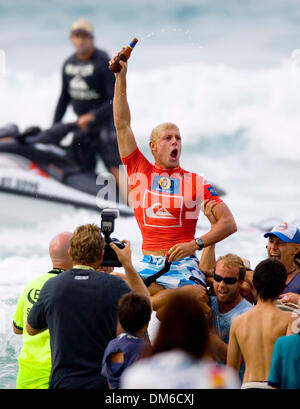 Snapper Rocks local MICK FANNING (Coolangatta) è portato fino la spiaggia dai suoi compagni di Aussie dopo che egli aveva conquistato il Quiksilver Pro titolo. Probabilmente con la più grande folla di sostegno nella storia del surf, Fanning beat WCT esordiente Chris Ward (USA) in un chiodo di mordere finale che aveva la folla cantando "Fanning, Fanning come loro eroe locale rivendicato la vittoria. Fanning intascato US0 000 in pri Foto Stock