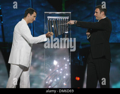 20 maggio 2005 - Kiev - Ucraina, boxer fratelli VITALY KLICHKO e Vladimir KLICHKO all'Eurovision 2005 concorrenza. (Credito Immagine: © PhotoXpress/ZUMA Premere) Restrizioni: Nord e Sud America diritti solo! Foto Stock