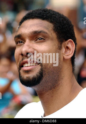 Jun 25, 2005; San Antonio , TX, Stati Uniti d'America; sprona' TIM DUNCAN è tutto sorrisi durante il campionato sfilata attraverso il centro del fiume Laguna Sabato 25 Giugno, 2005. Credito: Foto di EA Ornelas/San Antonio Express-News/ZUMA premere. (©) Copyright 2005 da EA Ornelas/San Antonio Express-News Foto Stock