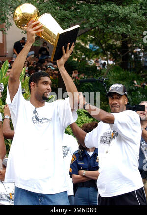 Jun 25, 2005; San Antonio , TX, Stati Uniti d'America; sprona' BRUCE BOWEN e Tim Duncan celebrare durante il campionato sfilata attraverso il centro del fiume Laguna Sabato 25 Giugno, 2005. Credito: Foto di EA Ornelas/San Antonio Express-News/ZUMA premere. (©) Copyright 2005 da EA Ornelas/San Antonio Express-News Foto Stock