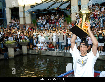 Jun 25, 2005; San Antonio , TX, Stati Uniti d'America; sprona' Manu Ginobili contiene fino il trofeo durante il campionato sfilata attraverso il centro del fiume Laguna Sabato 25 Giugno, 2005. Credito: Foto di EA Ornelas/San Antonio Express-News/ZUMA premere. (©) Copyright 2005 da EA Ornelas/San Antonio Express-News Foto Stock