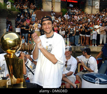 Jun 25, 2005; San Antonio , TX, Stati Uniti d'America; sprona' MANU BINOVILI è tutto sorrisi durante il campionato sfilata attraverso il centro del fiume Laguna Sabato 25 Giugno, 2005. Credito: Foto di EA Ornelas/San Antonio Express-News/ZUMA premere. (©) Copyright 2005 da EA Ornelas/San Antonio Express-News Foto Stock