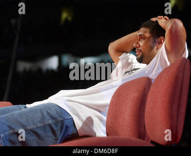 Jun 25, 2005; San Antonio , TX, Stati Uniti d'America; sprona' TIM DUNCAN orologi campionato celebrazione tenutasi sabato 25 giugno 2005 all'Alamodome. Credito: Foto di EA Ornelas/San Antonio Express-News/ZUMA premere. (©) Copyright 2005 da EA Ornelas/San Antonio Express-News Foto Stock