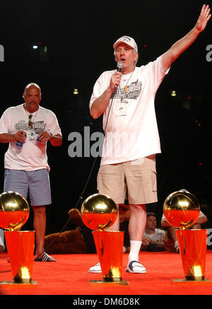 Jun 25, 2005; San Antonio , TX, Stati Uniti d'America; sprona' headcoach GREGG POPOVICH parla alla folla durante il campionato celebrazione tenutasi sabato 25 giugno 2005 all'Alamodome. Credito: Foto di EA Ornelas/San Antonio Express-News/ZUMA premere. (©) Copyright 2005 da EA Ornelas/San Antonio Express-News Foto Stock