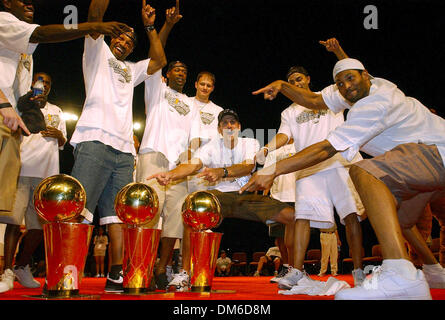 Jun 25, 2005; San Antonio , TX, Stati Uniti d'America; membri di speroni celebrare con i tre trofei di campionato durante la celebrazione al Alamodome Sabato 25 Giugno, 2005. Credito: Foto di EA Ornelas/San Antonio Express-News/ZUMA premere. (©) Copyright 2005 da EA Ornelas/San Antonio Express-News Foto Stock