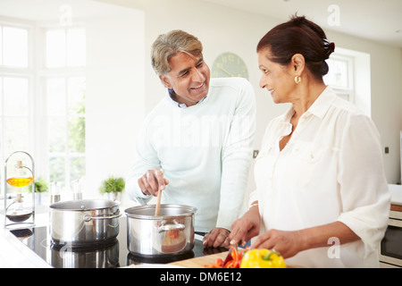 Senior coppia indiano la cottura di pasto a casa Foto Stock
