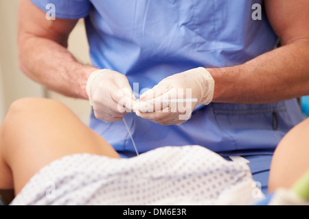 Donna con uova rimosso come parte del trattamento di IVF Foto Stock