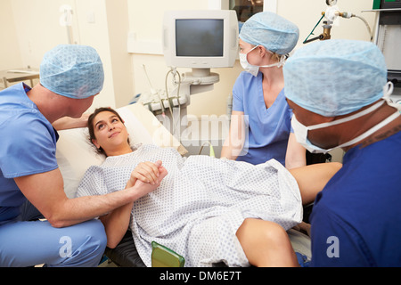 Donna con uova impiantati come parte del trattamento di IVF Foto Stock