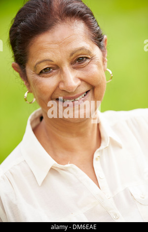Outdoor Ritratto di Senior donna indiana Foto Stock