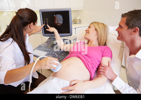 La donna incinta e il Partner avente 4D di scansione ad ultrasuoni Foto Stock