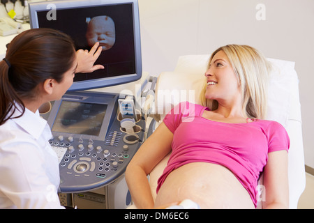 Donna incinta avente 4D di scansione ad ultrasuoni Foto Stock