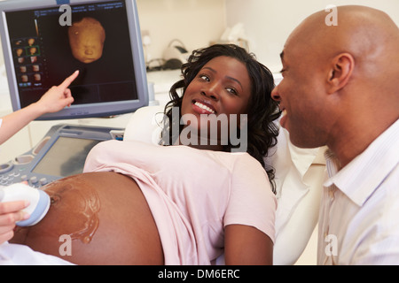 La donna incinta e il Partner avente 4D di scansione ad ultrasuoni Foto Stock