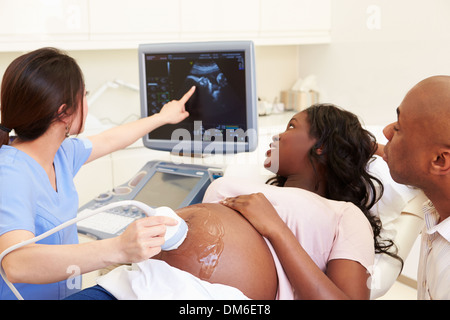 La donna incinta e il Partner avente 4D di scansione ad ultrasuoni Foto Stock