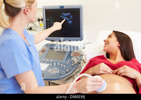Donna incinta avente 4D di scansione ad ultrasuoni Foto Stock